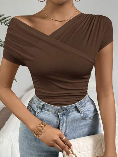 Firerie Playera sólida con cuello asimétrico y fruncido para el verano