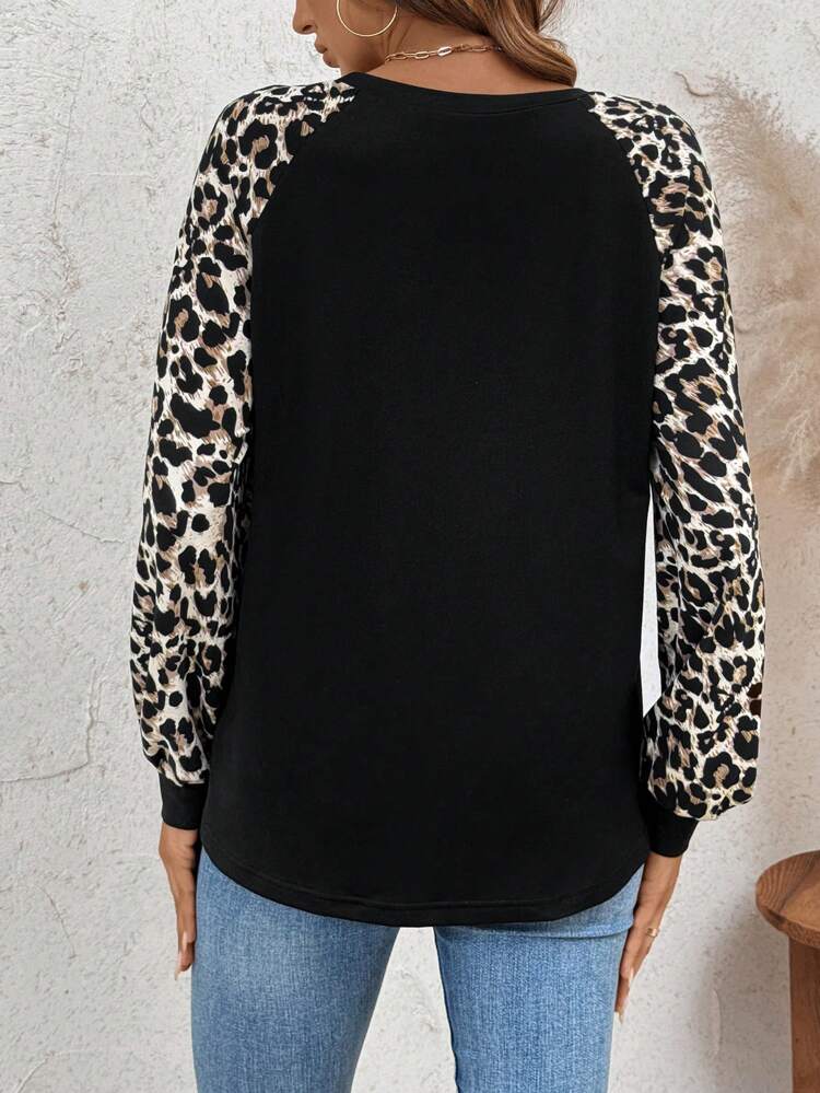 秋に着用する女性用カジュアルなレオパードプリントスパイシング長袖ブラックTシャツ