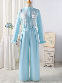 SHEIN Conjunto de dos piezas elegante y gracioso para adolescentes, que incluye una camisa detallada con encaje 3D y ribete de volantes delicado, combinado con pantalones casuales plisados. Apto para vacaciones, fiestas y el uso diario.