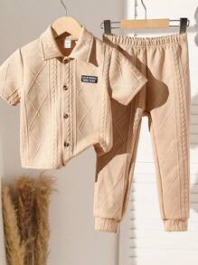 SHEIN 这款小男孩两件套包括舒适的衬衫和裤子，适合冬季、秋季和春季 4-7 岁男孩的户外活动、学校和家居穿着。衬衫采用柔软舒适的面料制成，轻巧，适合各种场合。裤子设计舒适温暖，满足不同季节的需求。简约时尚的设计易于搭配，适合日常穿着，让男孩轻松活动。无论是户外玩耍、上学还是在家休闲，这款两件套都能提供舒适的穿着体验。简约实用的设计风格让搭配更容易，满足男孩的多样化需求。让您的小男孩穿着这款舒适的两件套外出、上学或在家活动，享受轻松舒适的穿着体验，展现时尚舒适的状态。 - 卡其色 - 查看 1