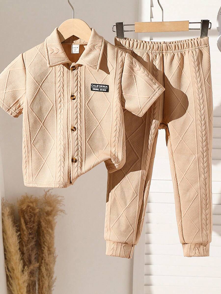 SHEIN 这款小男孩两件套包括舒适的衬衫和裤子，适合冬季、秋季和春季 4-7 岁男孩的户外活动、学校和家居穿着。衬衫采用柔软舒适的面料制成，轻巧，适合各种场合。裤子设计舒适温暖，满足不同季节的需求。简约时尚的设计易于搭配，适合日常穿着，让男孩轻松活动。无论是户外玩耍、上学还是在家休闲，这款两件套都能提供舒适的穿着体验。简约实用的设计风格让搭配更容易，满足男孩的多样化需求。让您的小男孩穿着这款舒适的两件套外出、上学或在家活动，享受轻松舒适的穿着体验，展现时尚舒适的状态。 - 卡其色 - 查看 1