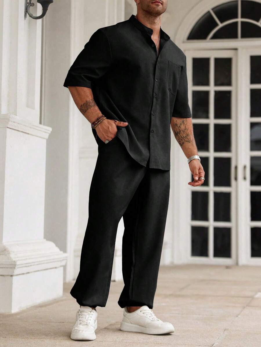 Manfinity Homme 男士加大碼純色短袖釦扣襯衫和口袋休閒褲套裝 - 黑色 - 查看 1