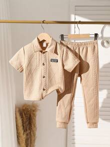 SHEIN 这款小男孩两件套包括舒适的衬衫和裤子，适合冬季、秋季和春季 4-7 岁男孩的户外活动、学校和家居穿着。衬衫采用柔软舒适的面料制成，轻巧，适合各种场合。裤子设计舒适温暖，满足不同季节的需求。简约时尚的设计易于搭配，适合日常穿着，让男孩轻松活动。无论是户外玩耍、上学还是在家休闲，这款两件套都能提供舒适的穿着体验。简约实用的设计风格让搭配更容易，满足男孩的多样化需求。让您的小男孩穿着这款舒适的两件套外出、上学或在家活动，享受轻松舒适的穿着体验，展现时尚舒适的状态。 - 卡其色 - 查看 9