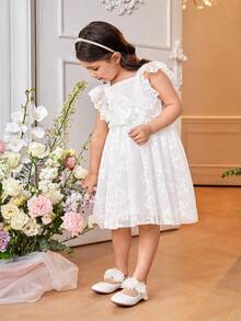 SHEIN Vestido blanco de encaje para niñas pequeñas, hecho principalmente de encaje blanco y combinado con delicado bordado de encaje y diseño floral exquisito, proporcionando un estilo elegante y delicado y sumando una atmósfera suave con puños diseñados con encaje, mostrando la elegancia de una niña pequeña. La cintura está decorada con pétalos de flores, mejorando aún talla grande la delicadeza y efecto visual del vestido. Adecuado para uso diario informal, viajes al aire libre, actividades al aire libre, adecuado para las temporadas de primavera y verano. - Multicolor - Ver 4