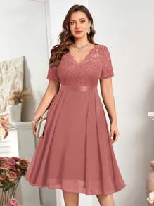 加大码花卉蕾丝V领荷叶边雪纺A字裙摆半正式派对摆裙，情人节连衣裙，夏季连衣裙，生日、毕业典礼、返校节等场合均可穿着。