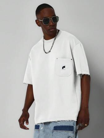 SUMWON Camiseta de manga corta con bolsillo parche y detalle de dobladillo deshilachado, con ajuste regular