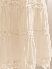 Soleia Vestido mini cami acolchado y plisado en amarillo romántico para vacaciones de verano con espalda abierta, cintura con lazo de corbata y ribete de encaje para mujeres; perfecto para la temporada de bodas - Albaricoque - Ver 4