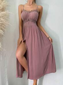 Vestido de pijama largo con panel de encaje, botones frontales, tirantes ajustables y pliegues