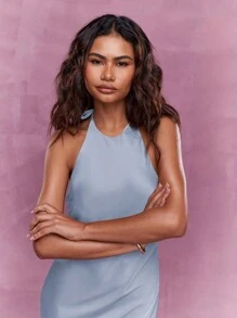 MISSGUIDED Asymetryczna satynowa sukienka z dekoltem typu halter i wysokim rozcięciem - Jasnoniebieski - Zobacz 3