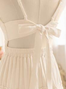 Soleia Vestido mini cami acolchado y plisado en amarillo romántico para vacaciones de verano con espalda abierta, cintura con lazo de corbata y ribete de encaje para mujeres; perfecto para la temporada de bodas - Albaricoque - Ver 5