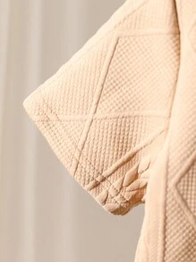 SHEIN 这款小男孩两件套包括舒适的衬衫和裤子，适合冬季、秋季和春季 4-7 岁男孩的户外活动、学校和家居穿着。衬衫采用柔软舒适的面料制成，轻巧，适合各种场合。裤子设计舒适温暖，满足不同季节的需求。简约时尚的设计易于搭配，适合日常穿着，让男孩轻松活动。无论是户外玩耍、上学还是在家休闲，这款两件套都能提供舒适的穿着体验。简约实用的设计风格让搭配更容易，满足男孩的多样化需求。让您的小男孩穿着这款舒适的两件套外出、上学或在家活动，享受轻松舒适的穿着体验，展现时尚舒适的状态。 - 卡其色 - 查看 6