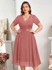 加大码花卉蕾丝V领荷叶边雪纺A字裙摆半正式派对摆裙，情人节连衣裙，夏季连衣裙，生日、毕业典礼、返校节等场合均可穿着。