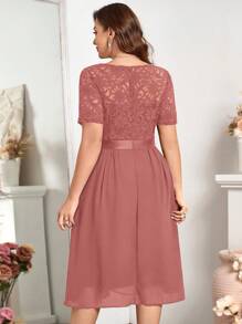 加大码花卉蕾丝V领荷叶边雪纺A字裙摆半正式派对摆裙，情人节连衣裙，夏季连衣裙，生日、毕业典礼、返校节等场合均可穿着。