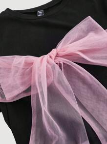 SHEIN MOD Top preto Plus Size com laço rosa no peito e decote redondo curto - Preto - Visão 3