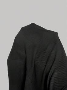 SHEIN MOD Top preto Plus Size com laço rosa no peito e decote redondo curto - Preto - Visão 5