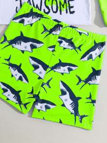 Conjunto de ropa de playa casual para niño preadolescente con traje de baño de manga larga y patchwork estampado de tiburón en la camisa de baño y los pantalones cortos
