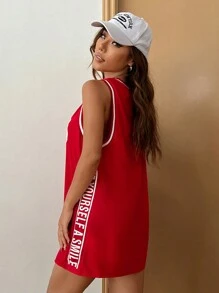 SHEIN EZwear 夏季休閒無袖紅色網眼連衣裙，球賽字母和數字印花設計，寬鬆版型 - 紅色 - 查看 2