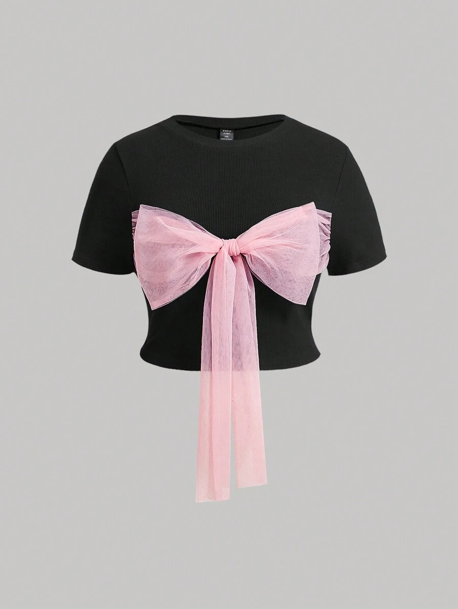 SHEIN MOD Top preto Plus Size com laço rosa no peito e decote redondo curto - Preto - Visão 1