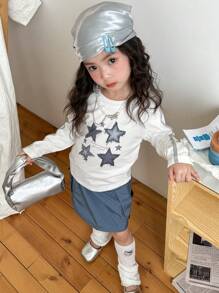 SHEIN 2 件女童休闲时尚牛仔星星和文字印花白色长袖 T 恤和蓝色工装口袋裙套装 - 白色 - 查看 1
