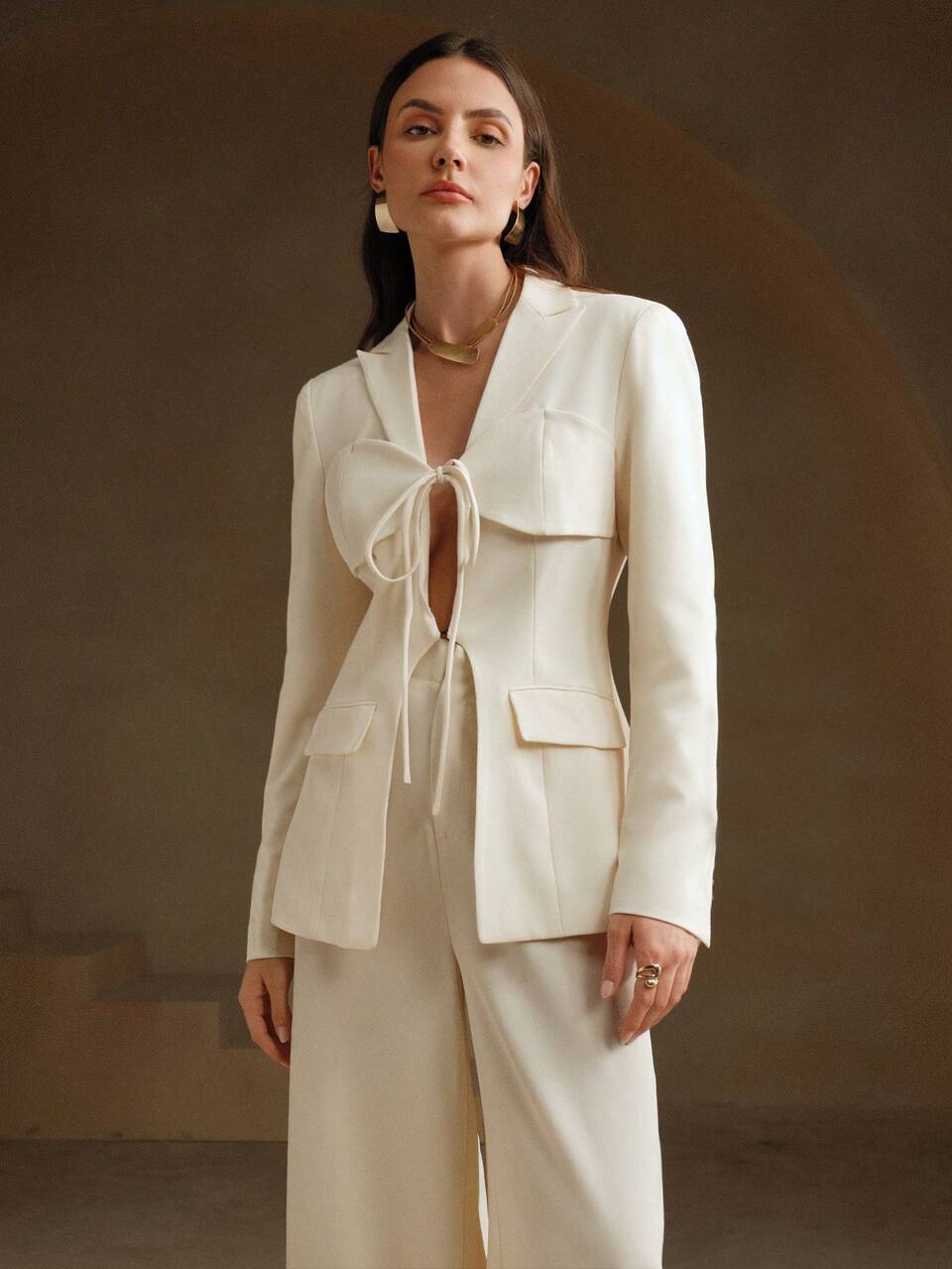 Blazer de unicolor con diseño de huecos y botón frontal, con corbata incluida