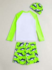 Conjunto de ropa de playa casual para niño preadolescente con traje de baño de manga larga y patchwork estampado de tiburón en la camisa de baño y los pantalones cortos