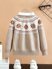 SHEIN Nuevo producto suéter de otoño e invierno con cuello de camisa para niño joven. Este suéter para bebés con cuello de camisa está diseñado con un patrón de Fair Island, mostrando un estilo fresco y lindo infantil, agregando elementos de creatividad y moda. El patrón puede contener elementos como patrones de dibujos animados con líneas brillantes y coloridas, agregando vitalidad e inocencia al suéter. El suéter está hecho de tejido suave y cómodo, adecuado para la piel tierna de bebés y niños pequeños, haciendo que el bebé se sienta cálido y cómodo cuando lo usa. Centrándose en la combinación de comodidad y sentido de la moda, es adecuado para el uso diario. Un suéter como este no solo puede decorar la linda imagen del bebé, sino que también puede agregar aspectos destacados a la ropa del bebé, mostrando la belleza juguetona y animada de los bebés. Ya sea para reuniones familiares o para jugar, este suéter se convertirá en una prenda destacada en el armario del bebé.
