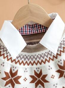 SHEIN Nuevo producto suéter de otoño e invierno con cuello de camisa para niño joven. Este suéter para bebés con cuello de camisa está diseñado con un patrón de Fair Island, mostrando un estilo fresco y lindo infantil, agregando elementos de creatividad y moda. El patrón puede contener elementos como patrones de dibujos animados con líneas brillantes y coloridas, agregando vitalidad e inocencia al suéter. El suéter está hecho de tejido suave y cómodo, adecuado para la piel tierna de bebés y niños pequeños, haciendo que el bebé se sienta cálido y cómodo cuando lo usa. Centrándose en la combinación de comodidad y sentido de la moda, es adecuado para el uso diario. Un suéter como este no solo puede decorar la linda imagen del bebé, sino que también puede agregar aspectos destacados a la ropa del bebé, mostrando la belleza juguetona y animada de los bebés. Ya sea para reuniones familiares o para jugar, este suéter se convertirá en una prenda destacada en el armario del bebé.