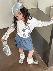 SHEIN 2 件女童休闲时尚牛仔星星和文字印花白色长袖 T 恤和蓝色工装口袋裙套装 - 白色 - 查看 5