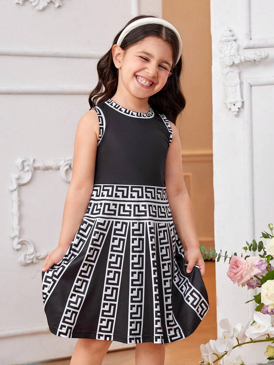 SHEIN Vestido negro sin mangas para niñas pequeñas con cuello redondo y pliegues. Este vestido está diseñado para ser elegante y lindo. Está hecho con tecnología de impresión digital, lo que presenta patrones vivos y delicados en la tela, haciéndolo talla grande elegante y único. Con su diseño simple y exquisito, este vestido muestra la elegancia y la vivacidad de la niñas pequeñas. Es adecuado para uso diario, viajes al aire libre, actividades al aire libre y las temporadas de primavera/verano. - Multicolor - Ver 1