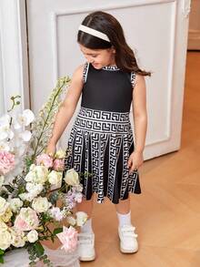 SHEIN Vestido negro sin mangas para niñas pequeñas con cuello redondo y pliegues. Este vestido está diseñado para ser elegante y lindo. Está hecho con tecnología de impresión digital, lo que presenta patrones vivos y delicados en la tela, haciéndolo talla grande elegante y único. Con su diseño simple y exquisito, este vestido muestra la elegancia y la vivacidad de la niñas pequeñas. Es adecuado para uso diario, viajes al aire libre, actividades al aire libre y las temporadas de primavera/verano. - Multicolor - Ver 4