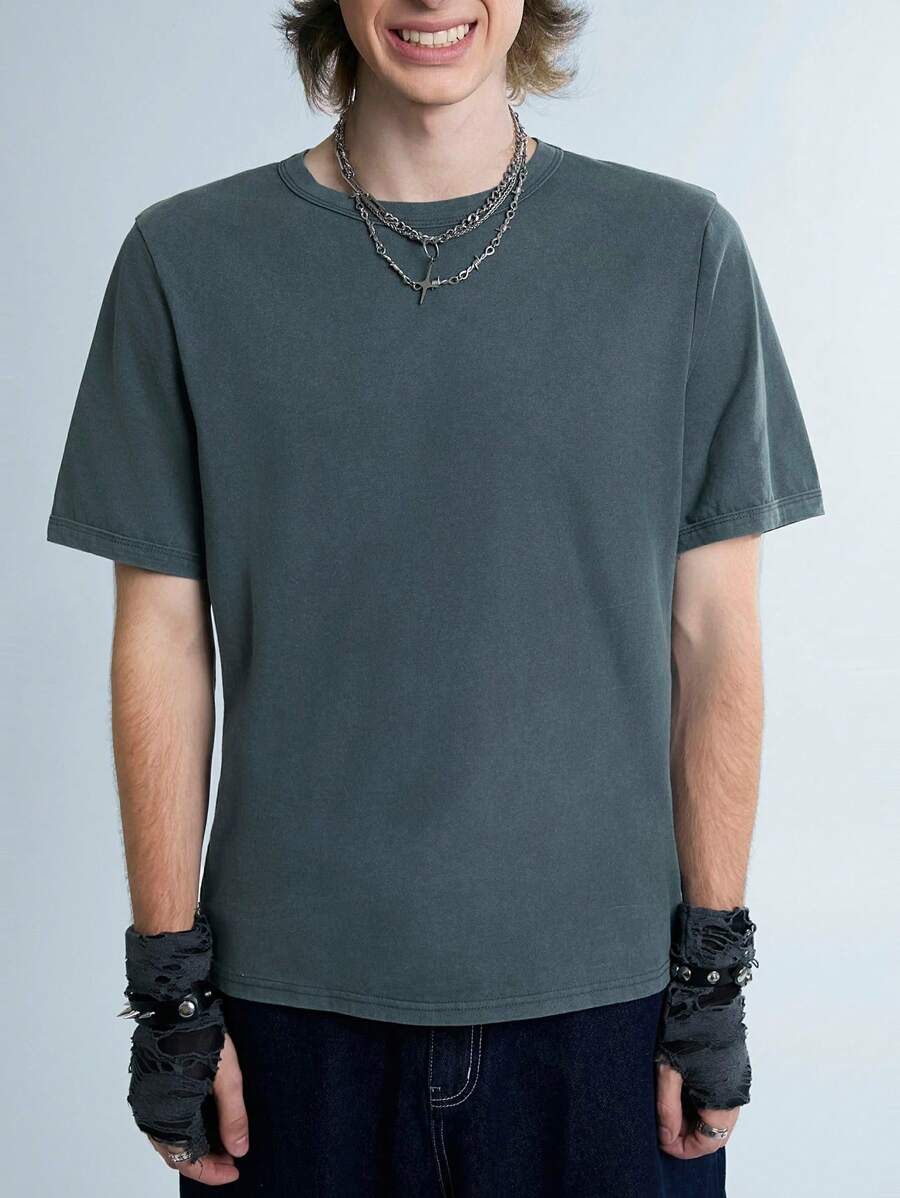 Manfinity Roghcode Y2K 复古街头可爱纯色针织牛仔雪花洗水短袖修身男士 T 恤,适合朋友、工作 - 墨綠色 - 查看 1