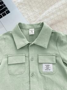 SHEIN 2 piezas Conjunto de camisa con cuello con parche decorado azul ligero y pantalones cortos informales para bebé/niño pequeño, verano