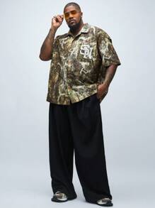 Manfinity VCAY قميص كاجوال بأكمام قصيرة وأكتاف متدلية مزخرف بطبعة محبوكة للرجال مقاس كبير، مناسب للاستخدام اليومي في الصيف