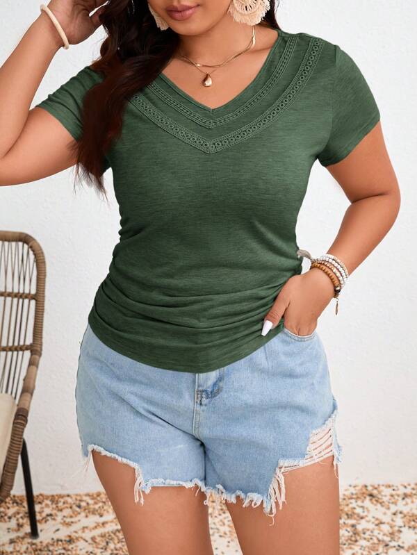 SHEIN Frenchy Camiseta de manga corta de ajuste ceñido con cuello en V, encaje insertado y volantes para tallas grandes