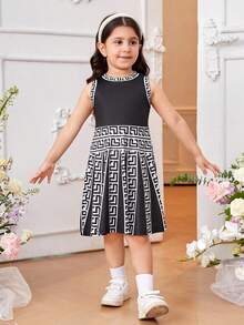 SHEIN Vestido negro sin mangas para niñas pequeñas con cuello redondo y pliegues. Este vestido está diseñado para ser elegante y lindo. Está hecho con tecnología de impresión digital, lo que presenta patrones vivos y delicados en la tela, haciéndolo talla grande elegante y único. Con su diseño simple y exquisito, este vestido muestra la elegancia y la vivacidad de la niñas pequeñas. Es adecuado para uso diario, viajes al aire libre, actividades al aire libre y las temporadas de primavera/verano. - Multicolor - Ver 5