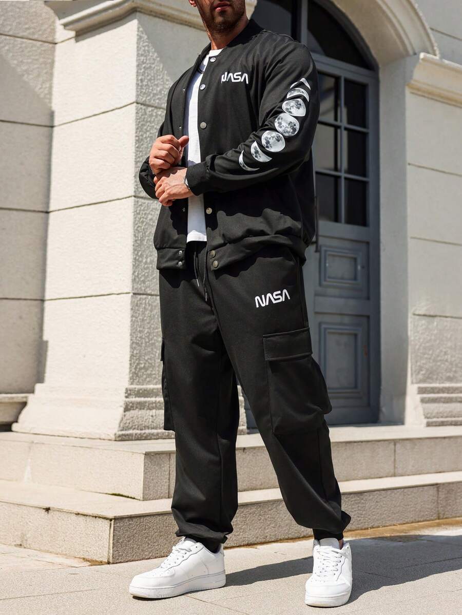 Manfinity Homme Conjunto casual de chaqueta de manga larga con botones y estampado de letras en la parte delantera, y pantalones con cordón y bolsillos para hombre de talla grande, Conjunto de 2 piezas negro para hombre, Conjunto de 2 piezas de sudadera para hombre, Ropa de otoño