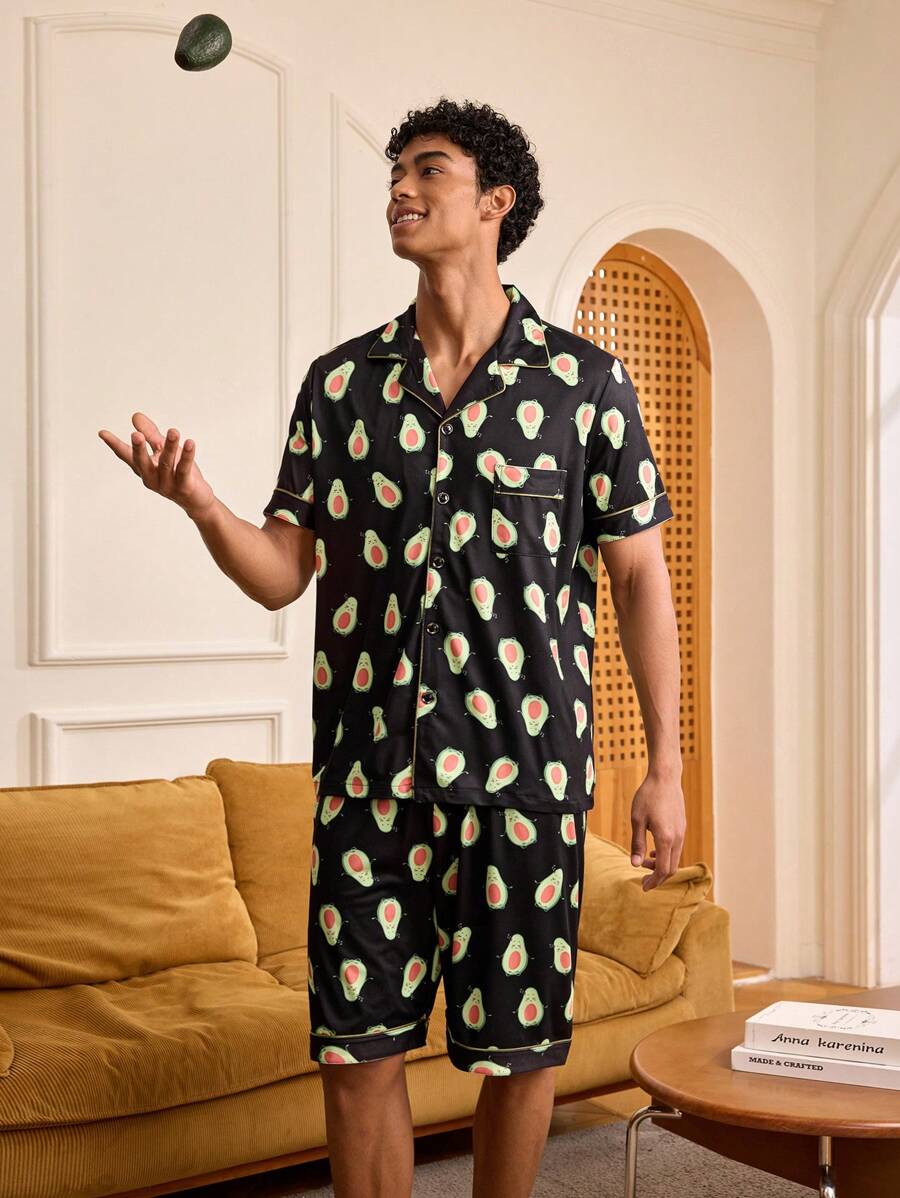 Conjunto de pijamas cortas para hombres con camiseta de manga corta con estampado de aguacate y pantalones cortos - Verde - Ver 1