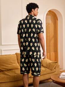 Conjunto de pijamas cortas para hombres con camiseta de manga corta con estampado de aguacate y pantalones cortos - Verde - Ver 3