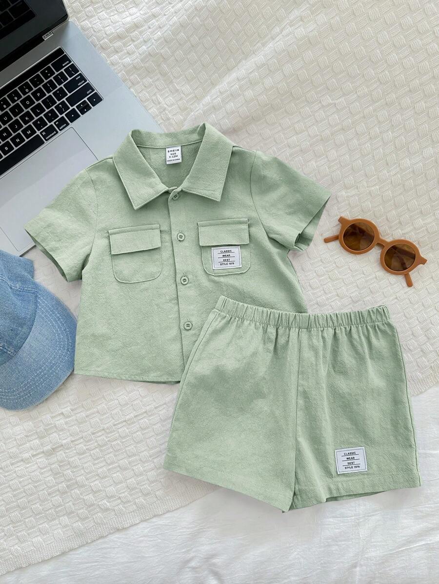 SHEIN 2 piezas Conjunto de camisa con cuello con parche decorado azul ligero y pantalones cortos informales para bebé/niño pequeño, verano