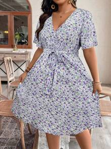 SHEIN Holidaya 加大尺碼V領花卉印花短袖連衣裙，配腰帶束腰 - 紫色 - 查看 4