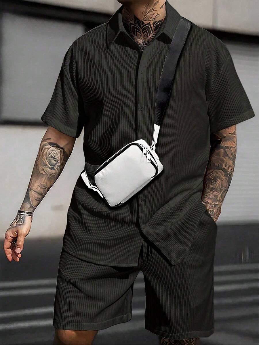 Manfinity Homme Conjunto de ropa de verano para hombre con camisa casual de manga corta y pantalones cortos de un solo pecho liso - Negro - Ver 1