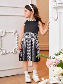 SHEIN Vestido negro sin mangas para niñas pequeñas con cuello redondo y pliegues. Este vestido está diseñado para ser elegante y lindo. Está hecho con tecnología de impresión digital, lo que presenta patrones vivos y delicados en la tela, haciéndolo talla grande elegante y único. Con su diseño simple y exquisito, este vestido muestra la elegancia y la vivacidad de la niñas pequeñas. Es adecuado para uso diario, viajes al aire libre, actividades al aire libre y las temporadas de primavera/verano. - Multicolor - Ver 6