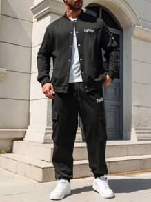 Manfinity Homme Conjunto casual de chaqueta de manga larga con botones y estampado de letras en la parte delantera, y pantalones con cordón y bolsillos para hombre de talla grande, Conjunto de 2 piezas negro para hombre, Conjunto de 2 piezas de sudadera para hombre, Ropa de otoño