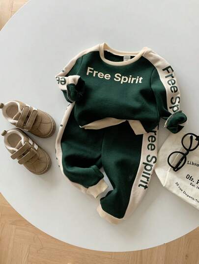SHEIN 两件套男婴绿色字母印花撞色针织柔软圆领长袖卫衣和运动裤套装，圣诞配色，百搭休闲时尚，适合居家、户外、学校穿着，保暖内衬，秋冬季穿着。