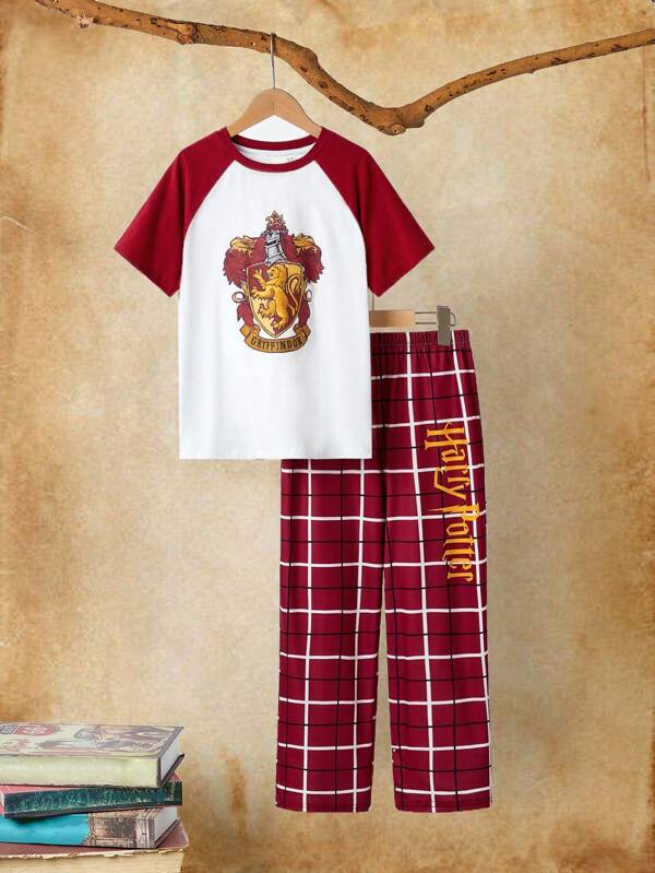HARRY POTTER X SHEIN Conjunto de pijama para niño preadolescente con parte superior de manga raglán con bloque de colores y pantalones sueltos con impresión de insignia