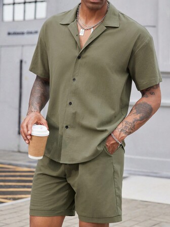 Manfinity CasualCool Lässiges Herren-set Aus Einfarbigem Kurzarmhemd Mit Knopfleiste Vorne Und Shorts Mit Taschen