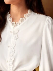 Vintamour 复古优雅女式衬衫，蕾丝拼接，V 领，长喇叭袖，荷叶边下摆和精致的珍珠纽扣，非常适合工作返校服装秋装女式衬衫秋季上衣秋季服装教师服装冬季女士复古服装白色长袖衬衫纽扣衬衫长袖上衣长袖衬衫 - 白色 - 查看 3