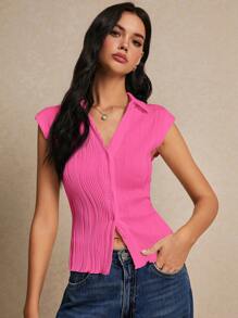 SHEIN Frenchy 精致的提花纹理粒面面料，出色的简约造型和时尚的生菜边饰，正面纽扣纹理修身 V 领 T 恤，夏季度假季节，舒适，波西米亚风，海滩女装，泳装罩衫，时尚，优雅，休闲，长款夏装，简约日常，田园风，必备，纯色，假日休闲，端庄，单身女郎，夏季上衣，适合度假 - 玫紅色 - 查看 1