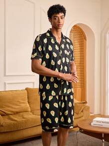 Conjunto de pijamas cortas para hombres con camiseta de manga corta con estampado de aguacate y pantalones cortos - Verde - Ver 6