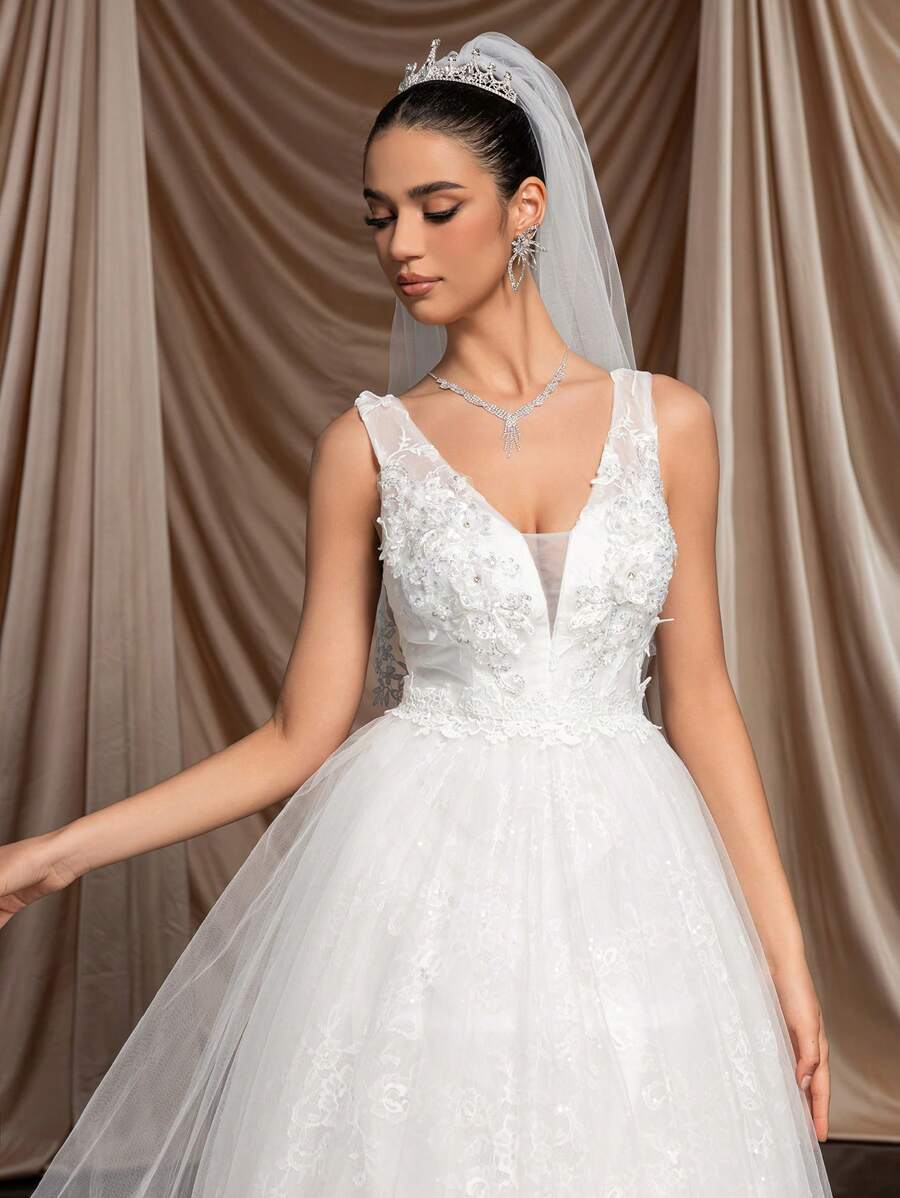 SHEIN Belle Elegante, hermoso y romántico vestido de novia blanco con encaje francés insertado, decorado con fruncido de tul y espalda descubierta, con dobladillo de línea A extragrande y de longitud hasta el suelo - Blanco - Ver 1
